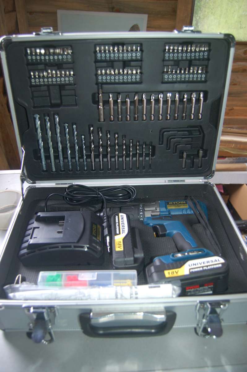 ROYOBI 18VOLT CORDLESS IMPACT DRIVER DRILL KIT IN METAL CASE
