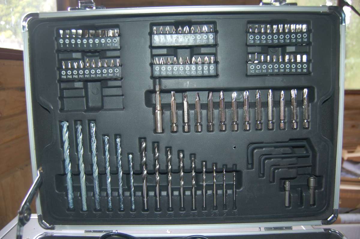 ROYOBI 18VOLT CORDLESS IMPACT DRIVER DRILL KIT IN METAL CASE