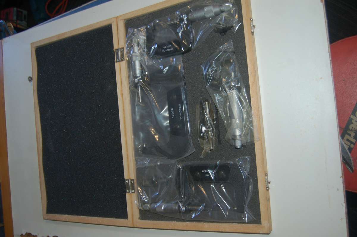 A COMPLETE MICROMETER SET FOR ROUND BAR MEASUREMENT -AS NEW