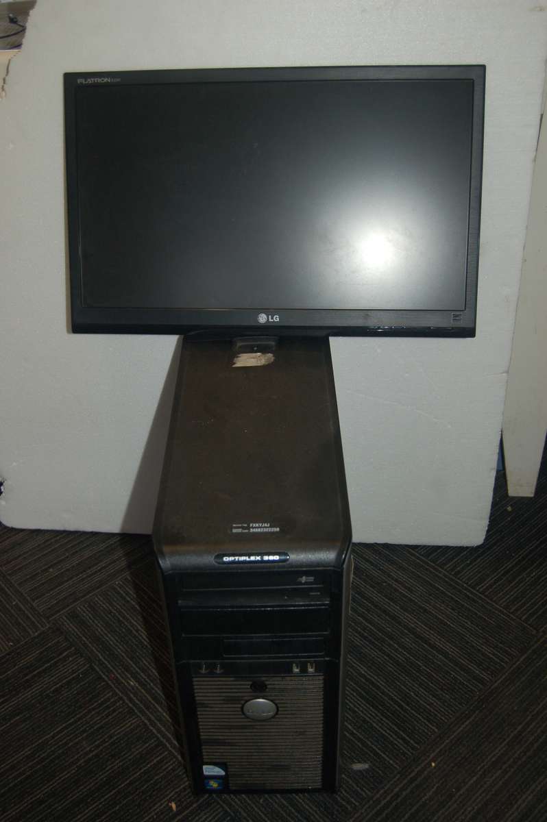 LG FLATRON MONITOR IN WORKING ORDER WITH POWER AND CONNECTION CABLES