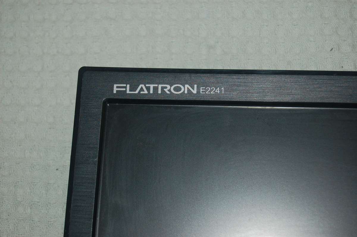 LG FLATRON MONITOR IN WORKING ORDER WITH POWER AND CONNECTION CABLES