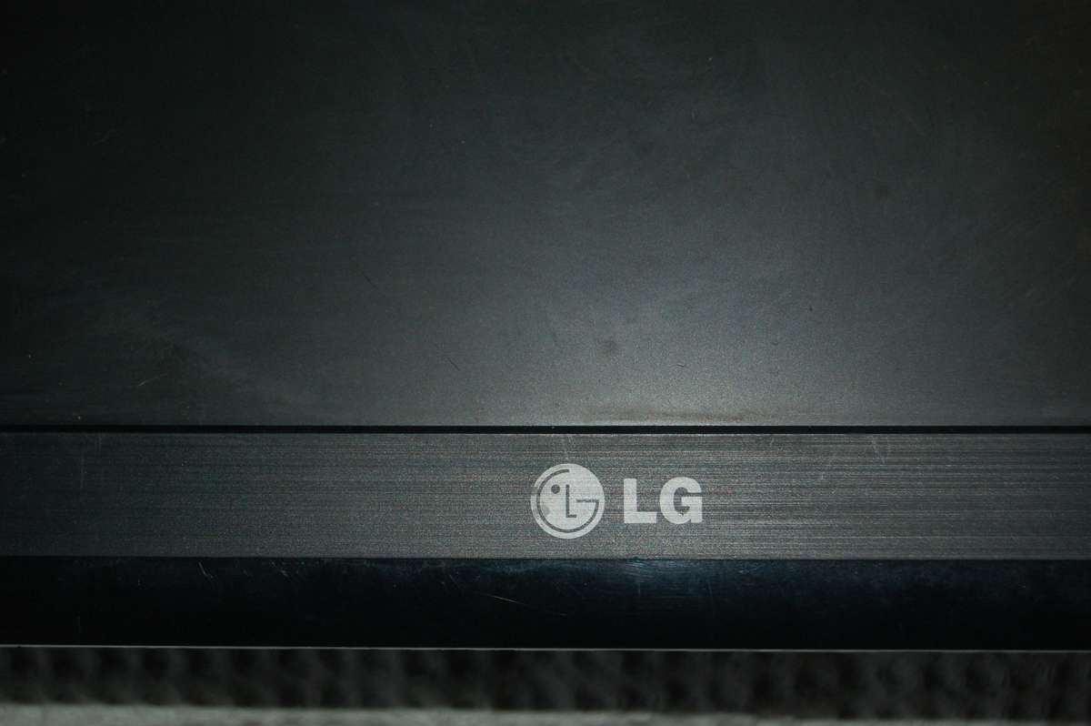 LG FLATRON MONITOR IN WORKING ORDER WITH POWER AND CONNECTION CABLES