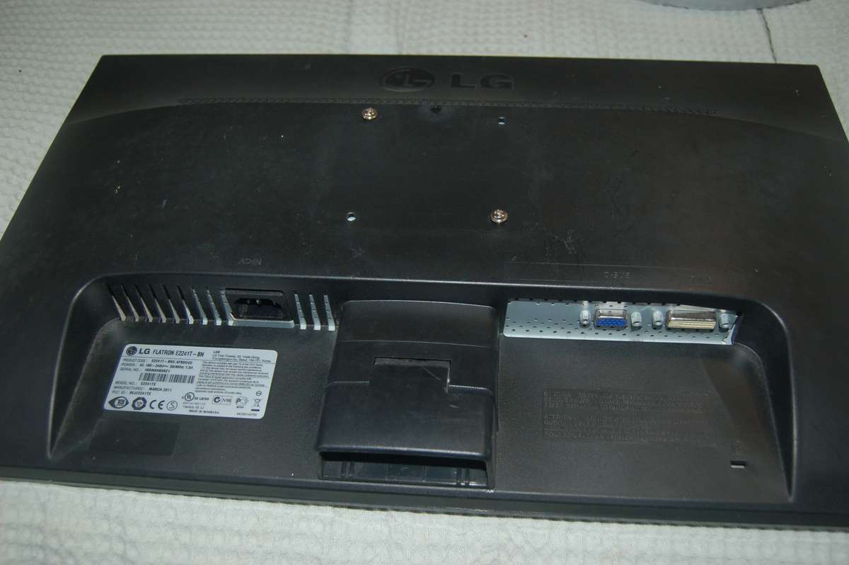 LG FLATRON MONITOR IN WORKING ORDER WITH POWER AND CONNECTION CABLES