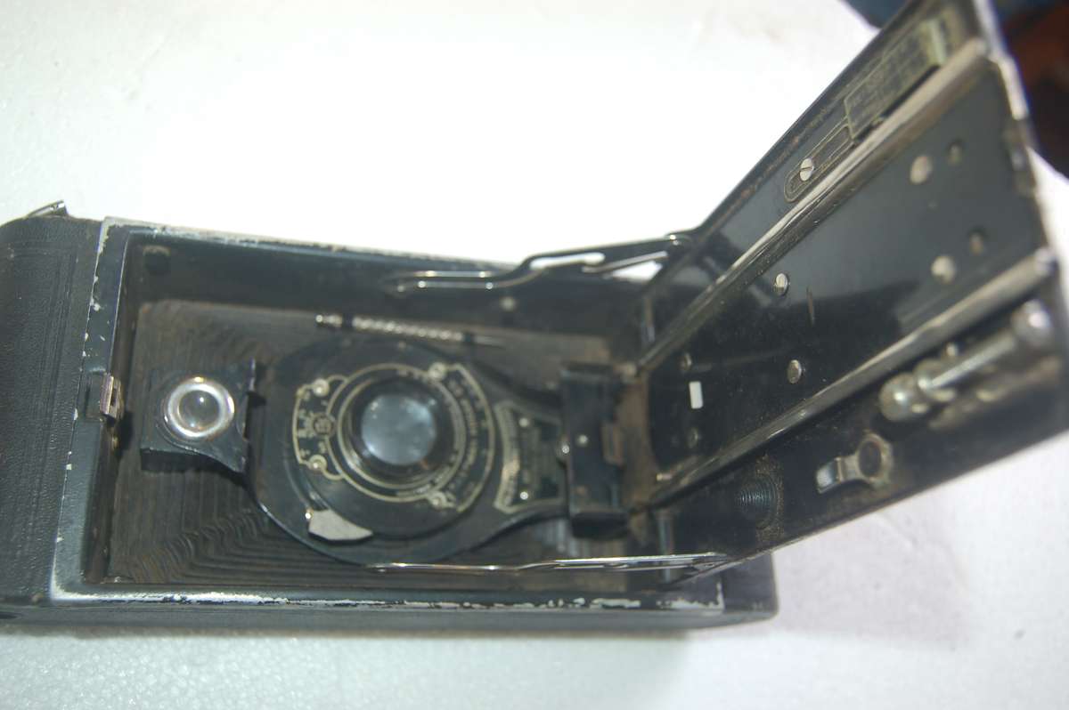 IN 5/10 CONDITION THIS KODAK MODEL 2C CAMERA WITH BELLOW LENS. APPROX 1927 AND US MADE