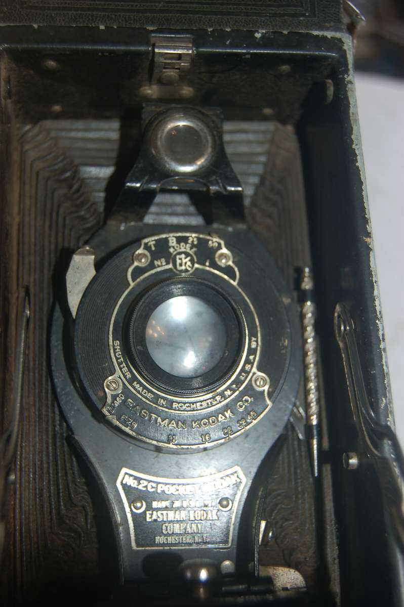 IN 5/10 CONDITION THIS KODAK MODEL 2C CAMERA WITH BELLOW LENS. APPROX 1927 AND US MADE