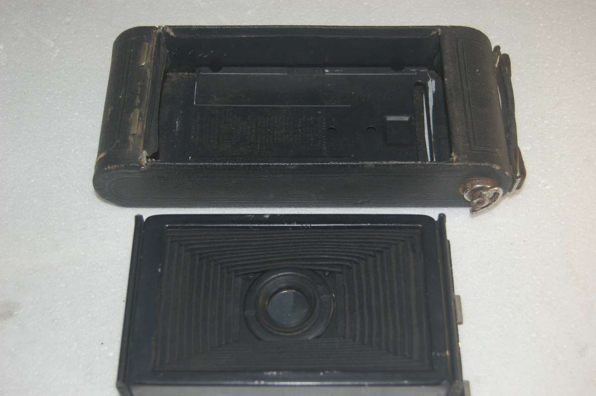 IN 5/10 CONDITION THIS KODAK MODEL 2C CAMERA WITH BELLOW LENS. APPROX 1927 AND US MADE