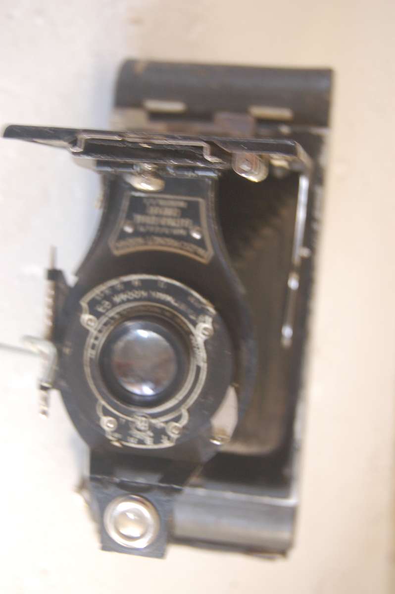 IN 5/10 CONDITION THIS KODAK MODEL 2C CAMERA WITH BELLOW LENS. APPROX 1927 AND US MADE