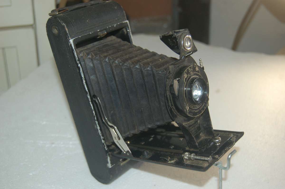 IN 5/10 CONDITION THIS KODAK MODEL 2C CAMERA WITH BELLOW LENS. APPROX 1927 AND US MADE