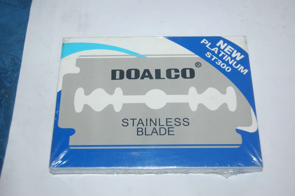DOALCO PLATINUM RANGE SINGLE RAZOR BLADE OFFERED (20 BLADES ON OFFER)
