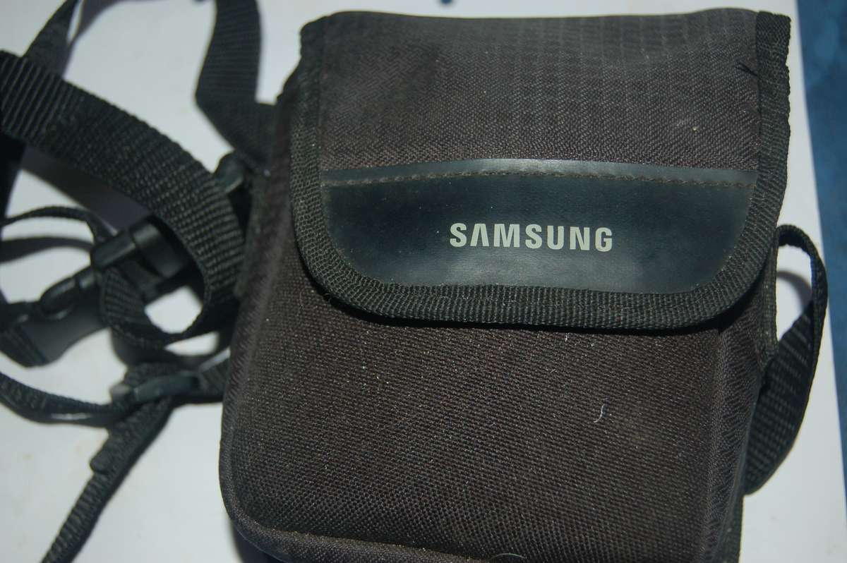 SUMSUNG VIDEO RECORDER WITH BAG. BATTERY SUPPLIED BUT NO CHARGER