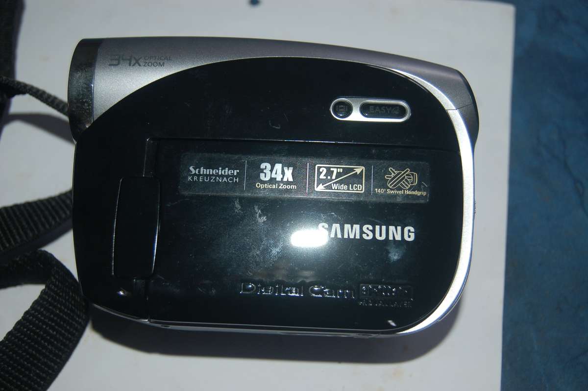 SUMSUNG VIDEO RECORDER WITH BAG. BATTERY SUPPLIED BUT NO CHARGER