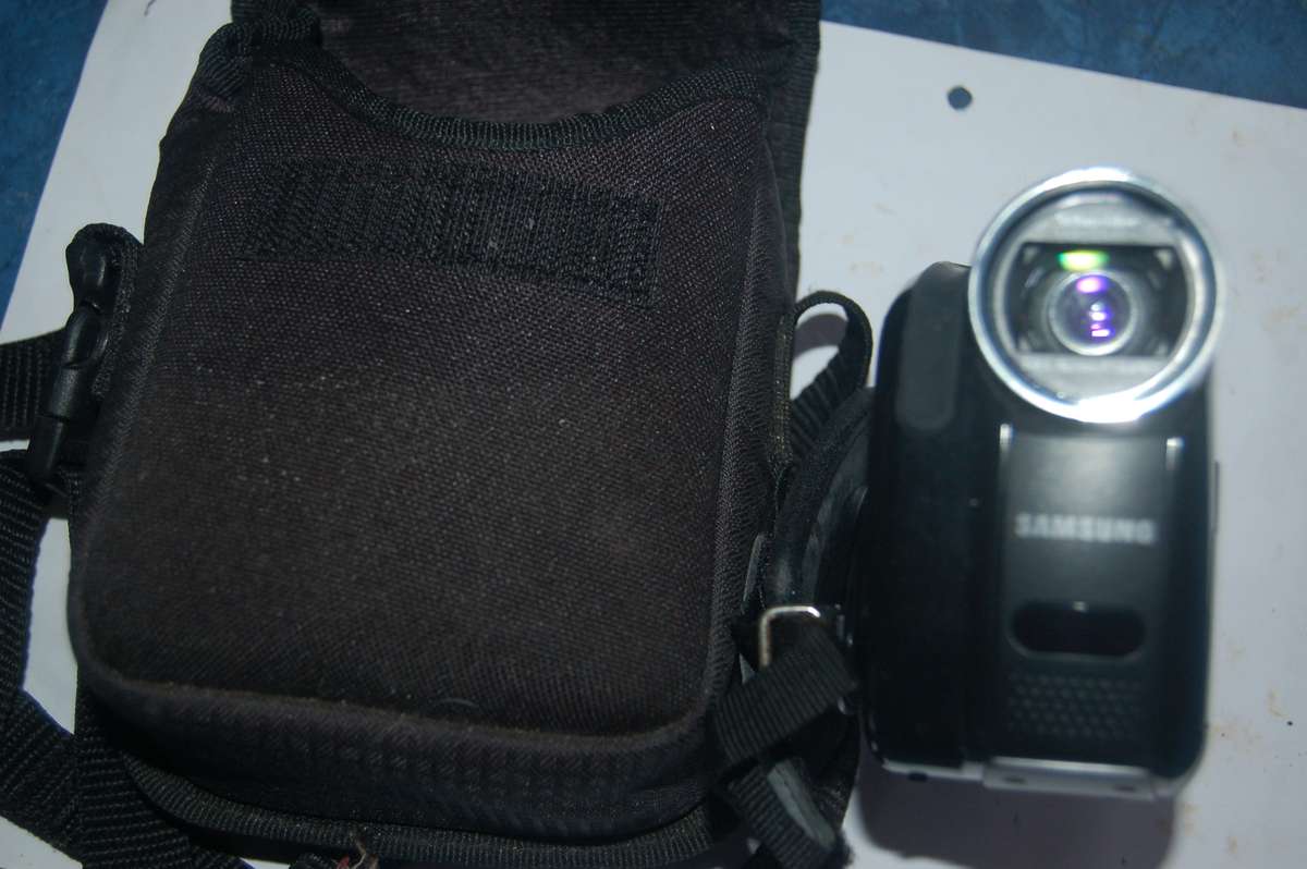 SUMSUNG VIDEO RECORDER WITH BAG. BATTERY SUPPLIED BUT NO CHARGER