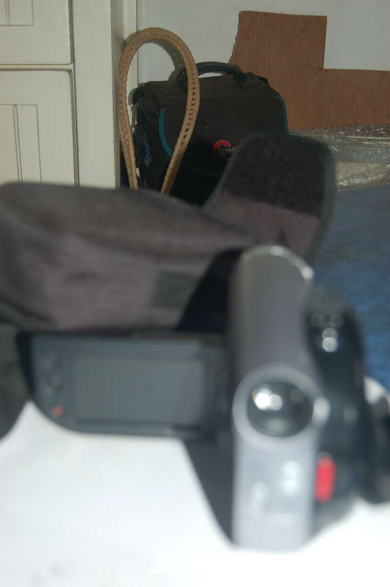 SUMSUNG VIDEO RECORDER WITH BAG. BATTERY SUPPLIED BUT NO CHARGER