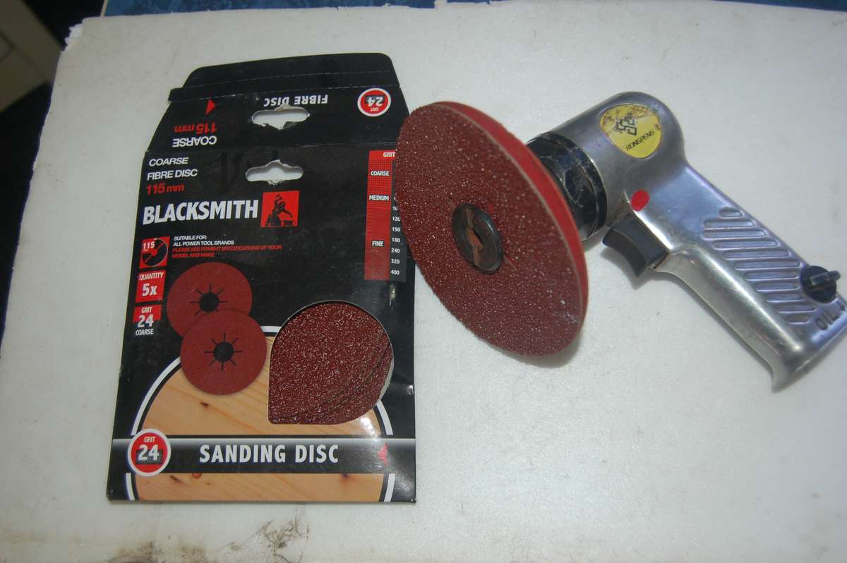 USED BUT WORKING COMPRESSED AIR SANDER FITTED WITH NEW GRIT DISC AND 4 SPARES.