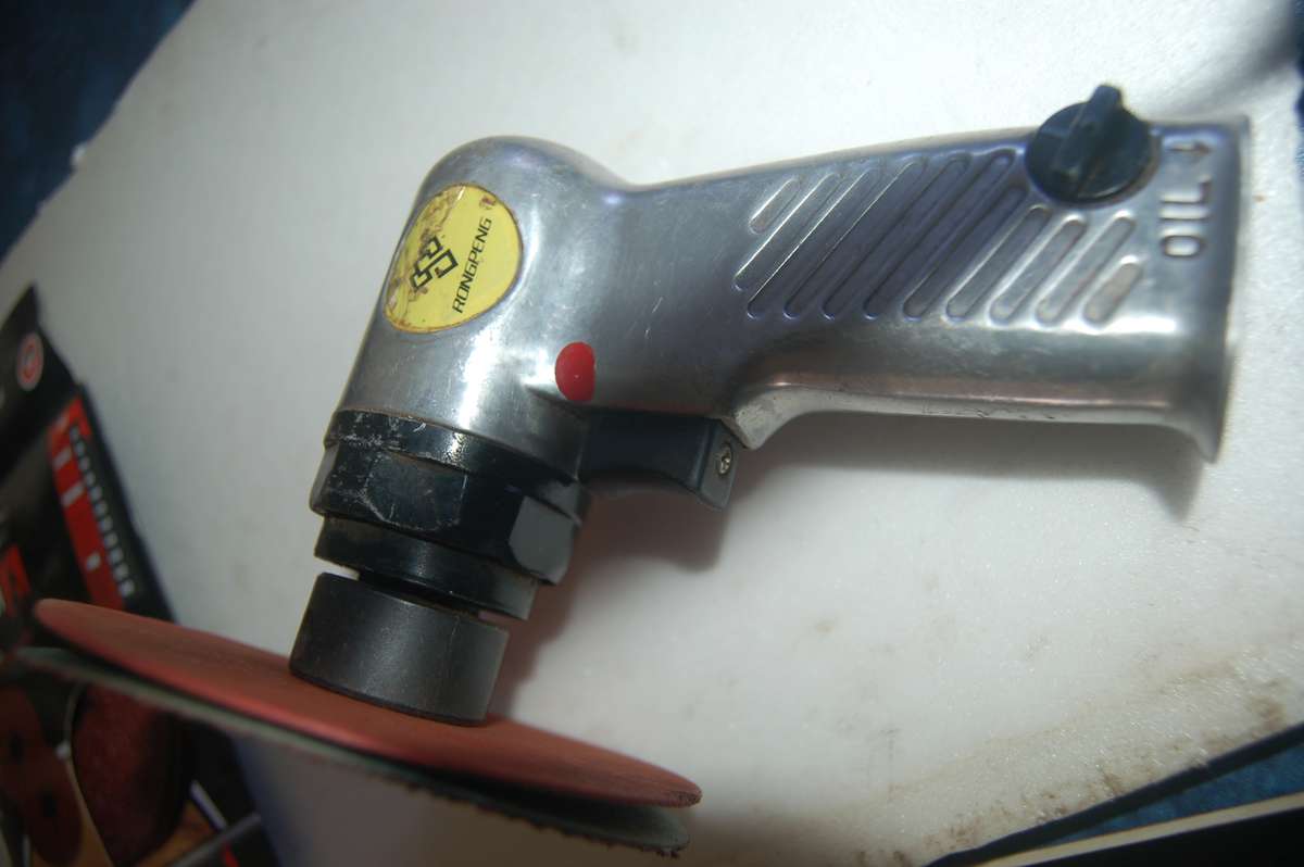 USED BUT WORKING COMPRESSED AIR SANDER FITTED WITH NEW GRIT DISC AND 4 SPARES.