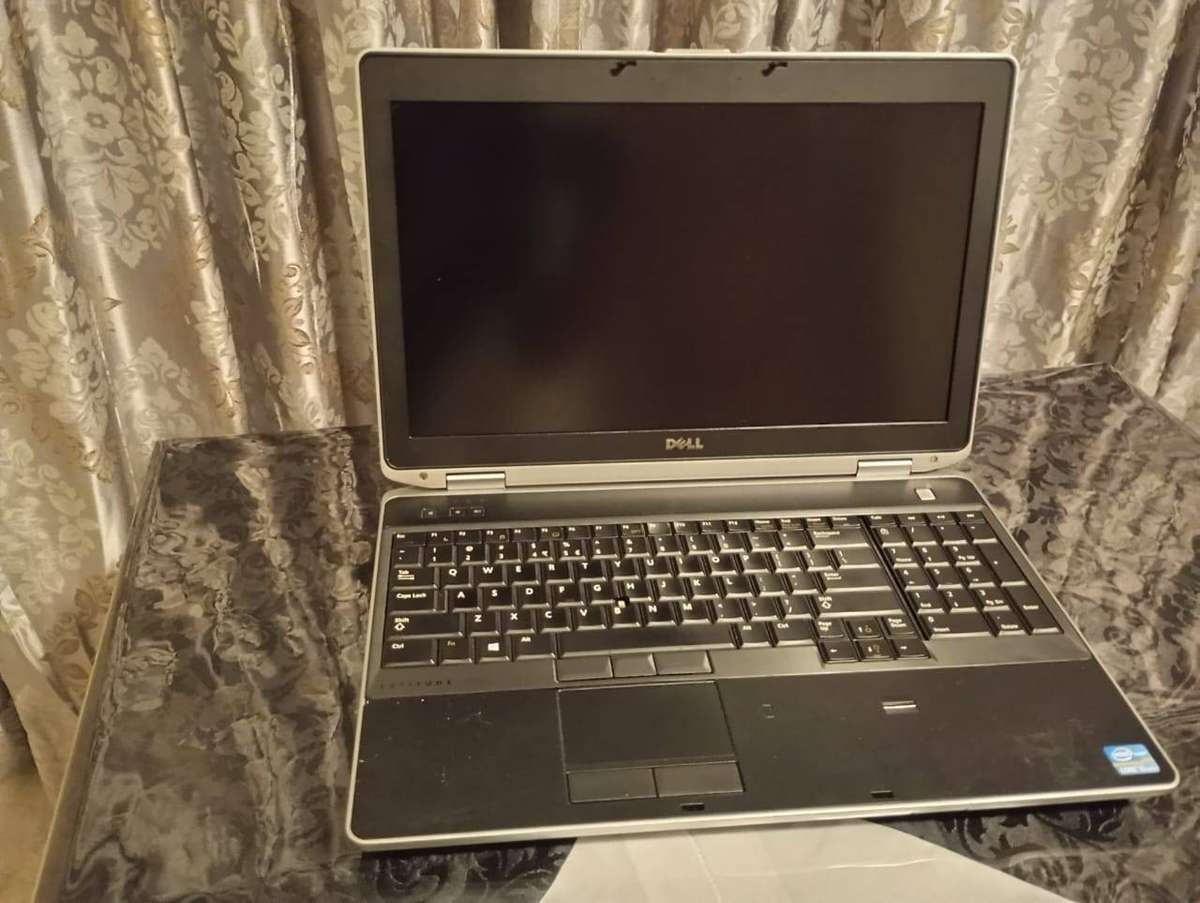 Dell LATITUDE. E6530 Laptop  4GB, i5 2.60Ghz, 320GB HDD, Includes Charger