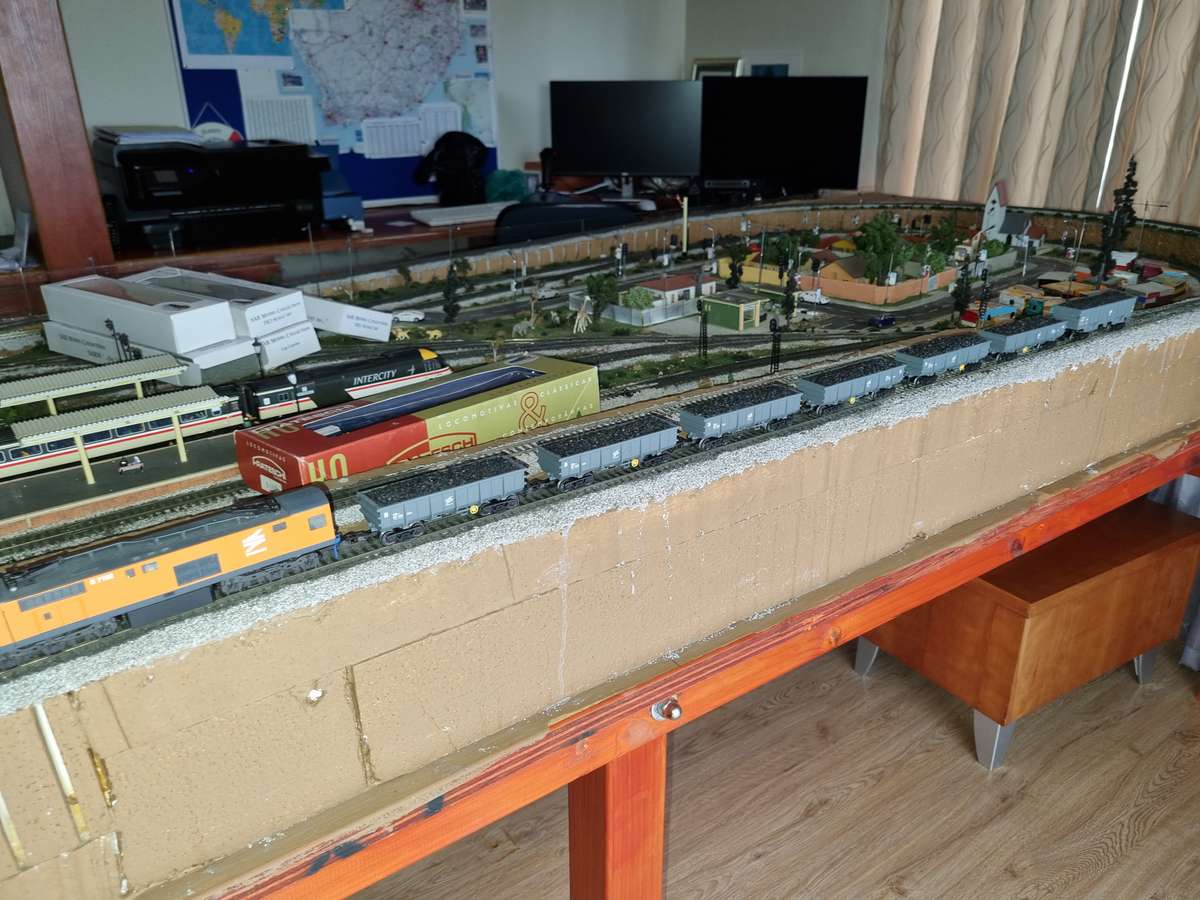 SAR class 20E electric locomotive, DCC with sound. HO scale