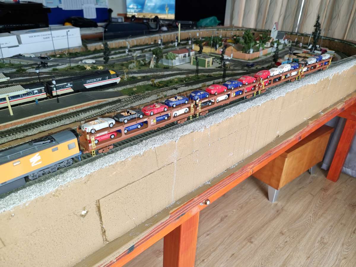 HO Scale model Car Carrier set with 8 assorted cars per carriage.