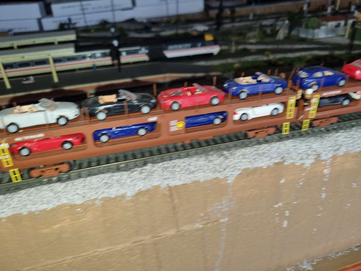 HO Scale model Car Carrier set with 8 assorted cars per carriage.