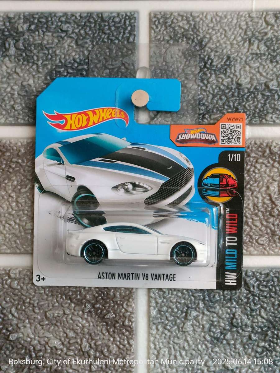 Hot Wheels - Aston Martin v8 Vantage 1/10