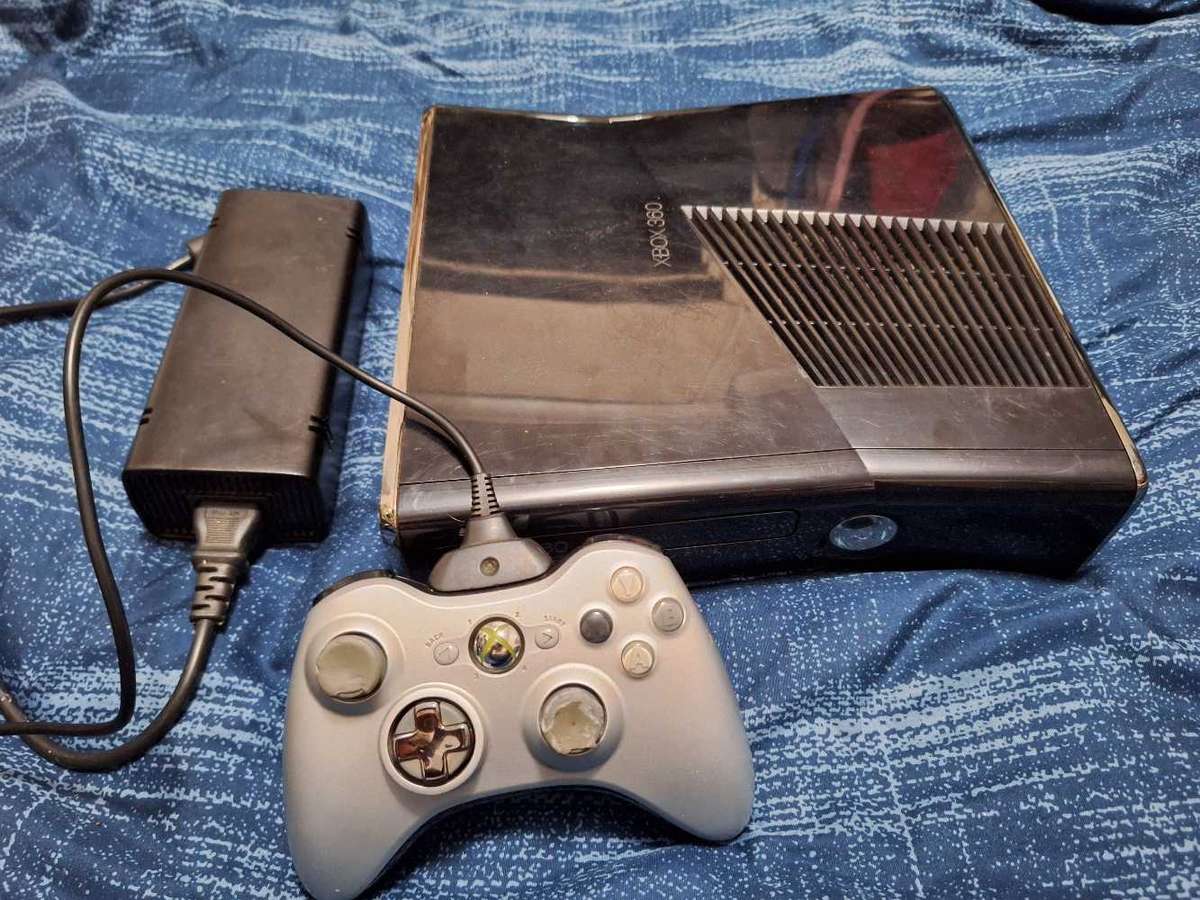 Xbox 360 Slim + 1 Controller