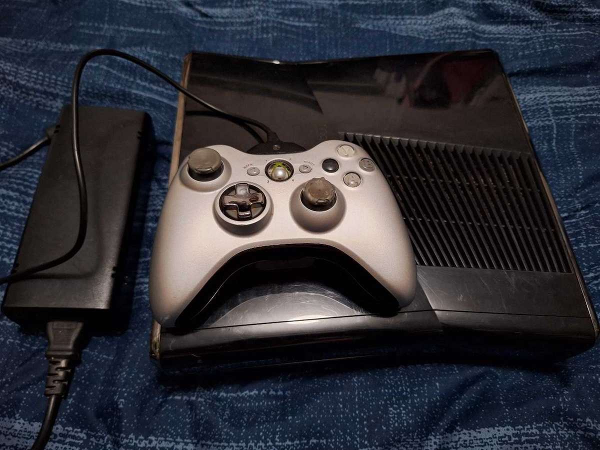 Xbox 360 Slim + 1 Controller