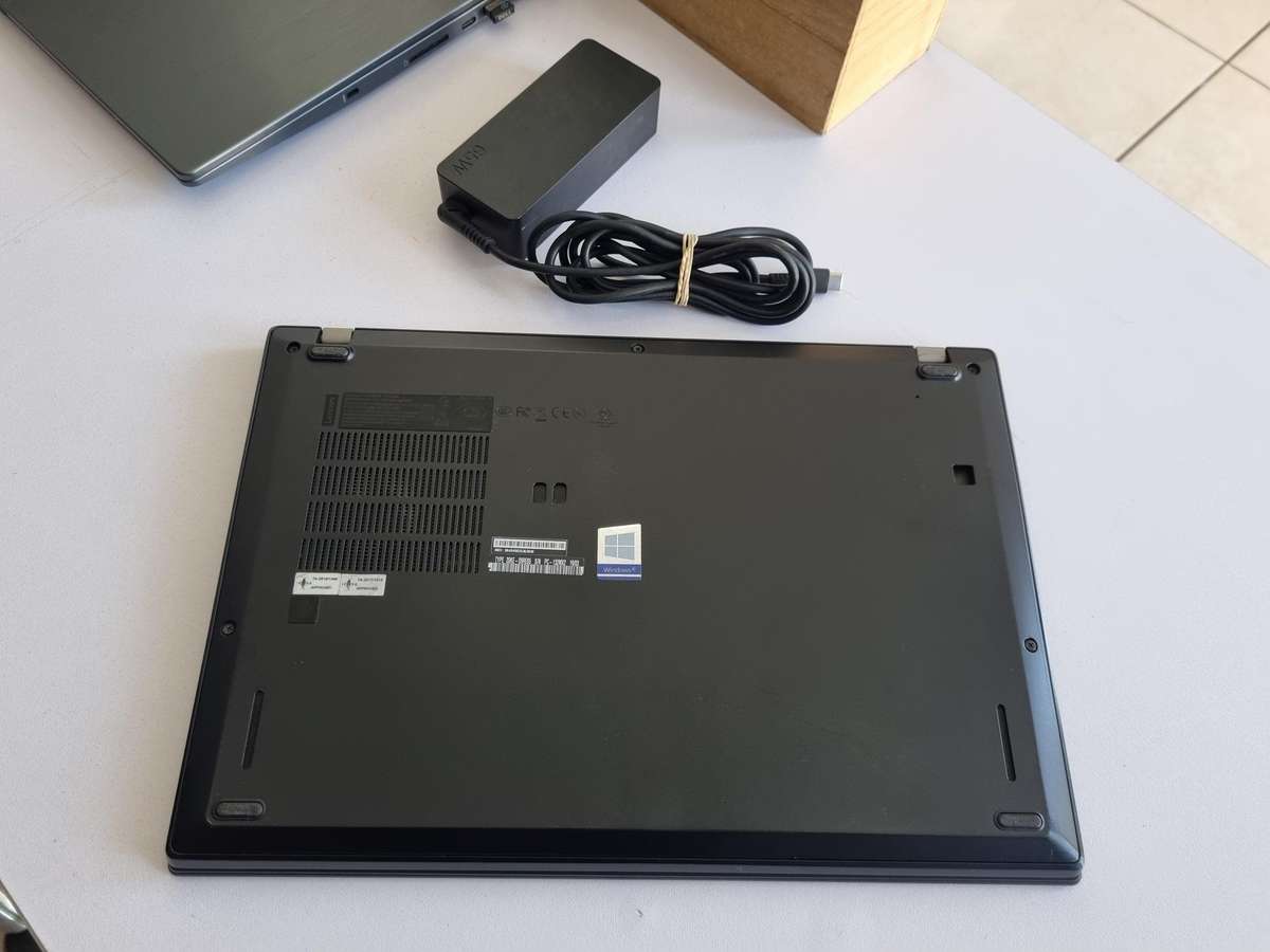 Lenovo ThinkPad X280 Core i5 - 8250U/ 8GB DDR4/ 256GB NVMe SSD/ 13.3" FHD 1080p Display