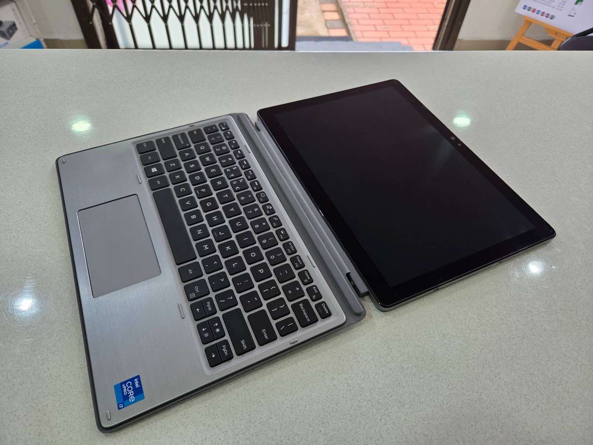 Dell latitude 7210 2-in-1 Ultrabook Core i7 - 10610U/ 16GB DDR4 RAM/ 512GB SSD/ FHD Touch Screen