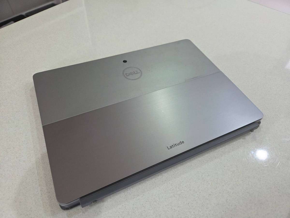 Dell latitude 7210 2-in-1 Ultrabook Core i7 - 10610U/ 16GB DDR4 RAM/ 512GB SSD/ FHD Touch Screen
