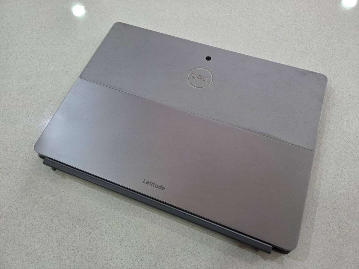 Dell latitude 7210 2-in-1 Ultrabook Core i7 - 10610U/ 16GB DDR4 RAM/ 512GB SSD/ FHD Touch Screen