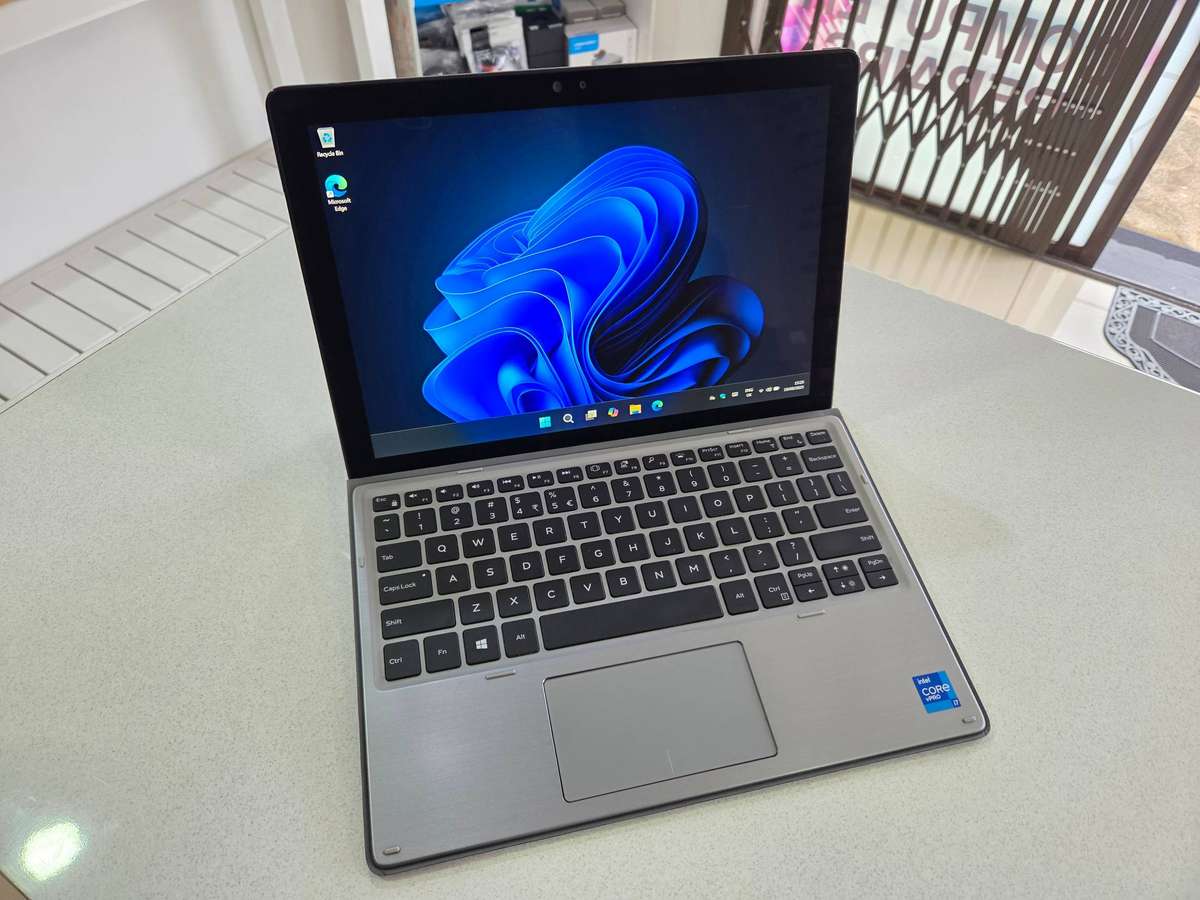 Dell latitude 7210 2-in-1 Ultrabook Core i7 - 10610U/ 16GB DDR4 RAM/ 512GB SSD/ FHD Touch Screen