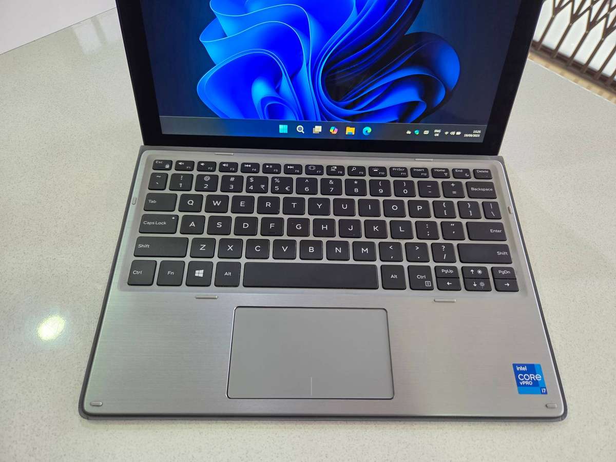 Dell latitude 7210 2-in-1 Ultrabook Core i7 - 10610U/ 16GB DDR4 RAM/ 512GB SSD/ FHD Touch Screen