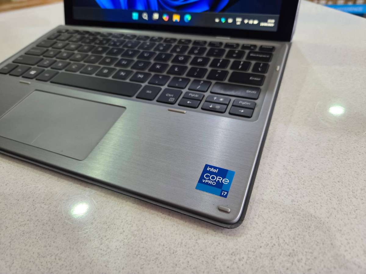 Dell latitude 7210 2-in-1 Ultrabook Core i7 - 10610U/ 16GB DDR4 RAM/ 512GB SSD/ FHD Touch Screen