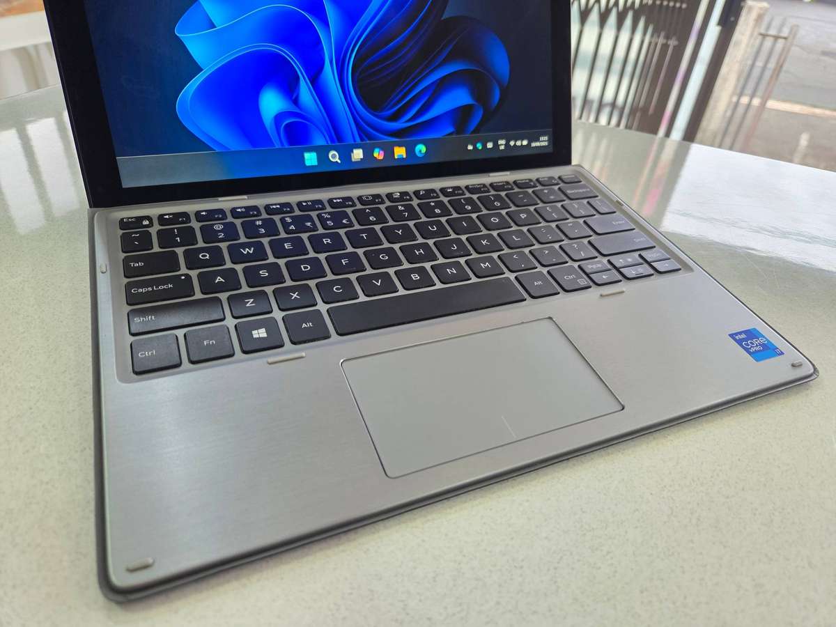 Dell latitude 7210 2-in-1 Ultrabook Core i7 - 10610U/ 16GB DDR4 RAM/ 512GB SSD/ FHD Touch Screen