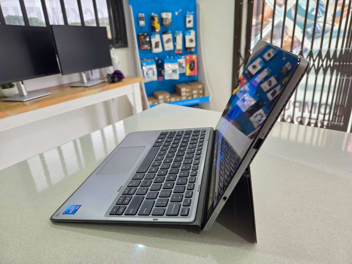 Dell latitude 7210 2-in-1 Ultrabook Core i7 - 10610U/ 16GB DDR4 RAM/ 512GB SSD/ FHD Touch Screen