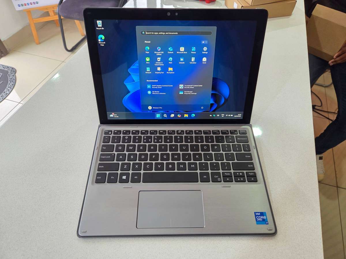 Dell latitude 7210 2-in-1 Ultrabook Core i7 - 10610U/ 16GB DDR4 RAM/ 512GB SSD/ FHD Touch Screen