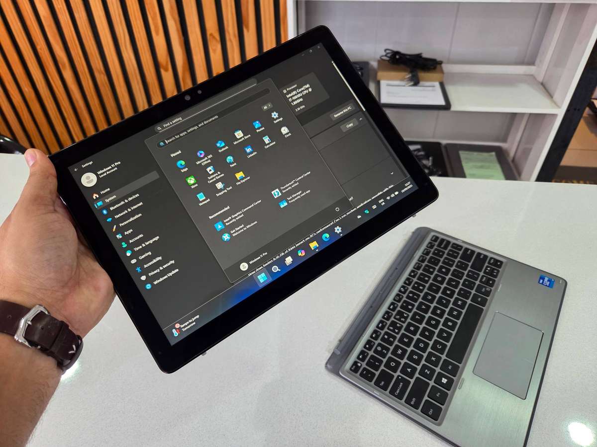 Dell latitude 7210 2-in-1 Ultrabook Core i7 - 10610U/ 16GB DDR4 RAM/ 512GB SSD/ FHD Touch Screen