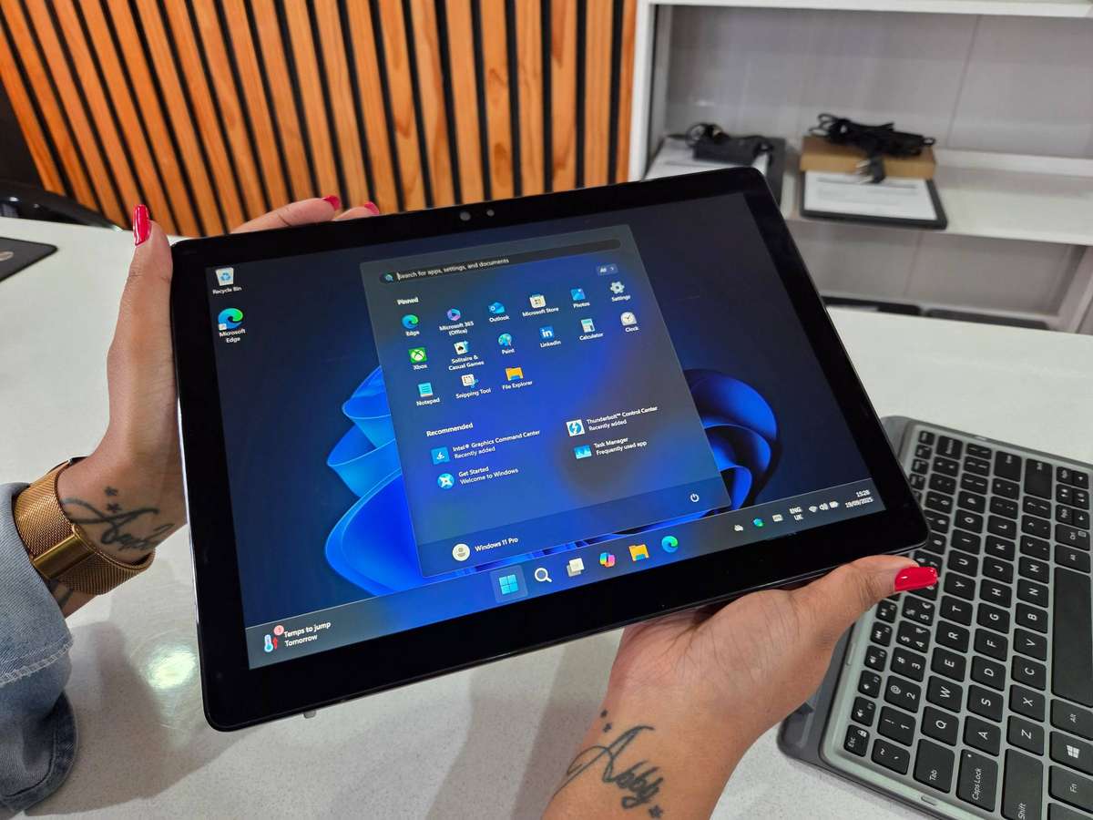 Dell latitude 7210 2-in-1 Ultrabook Core i7 - 10610U/ 16GB DDR4 RAM/ 512GB SSD/ FHD Touch Screen