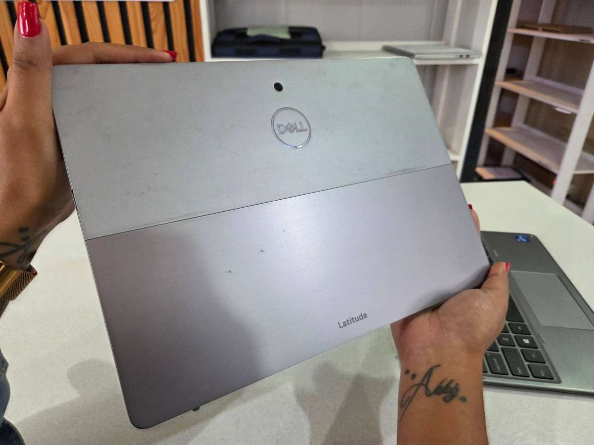 Dell latitude 7210 2-in-1 Ultrabook Core i7 - 10610U/ 16GB DDR4 RAM/ 512GB SSD/ FHD Touch Screen