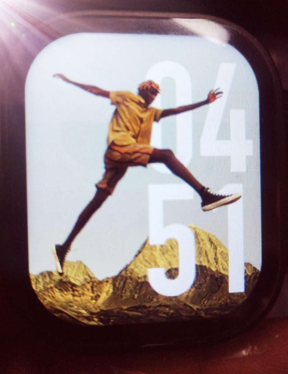 ZT-MAX20 Ladies and Men's Smart watch with magnetic wireless charger & 2 swappable straps