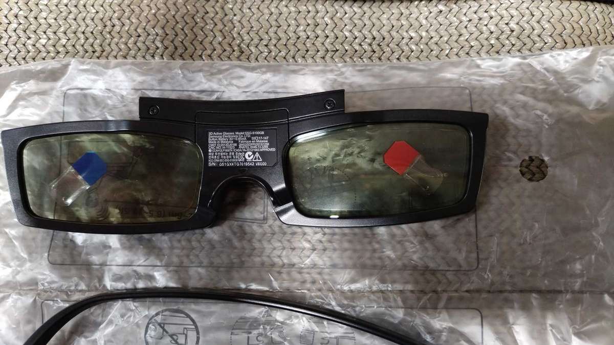 A pair of Samsung SSG-5100GB 3D glasses