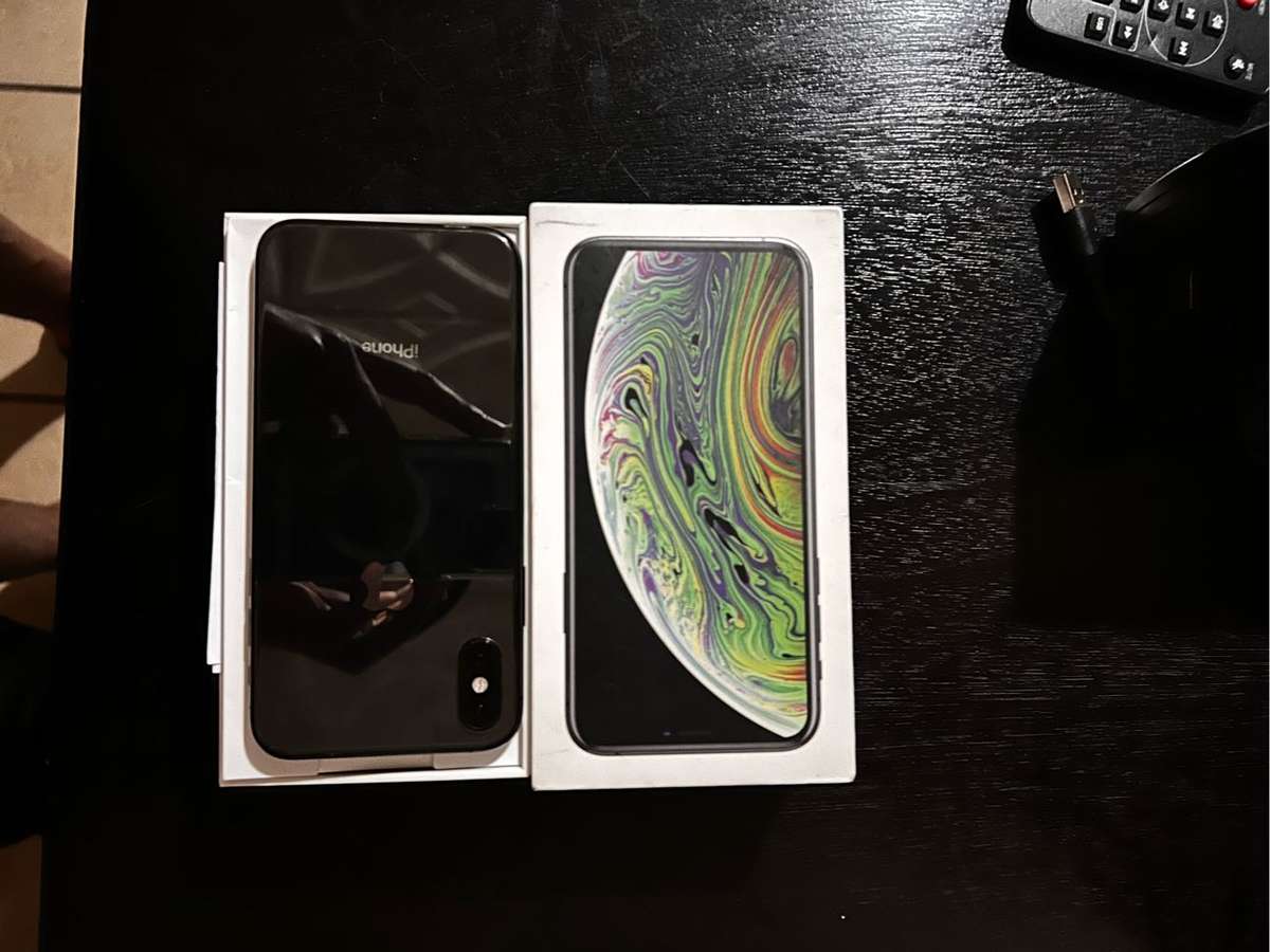 Iphone xs 256gb *refurbished*