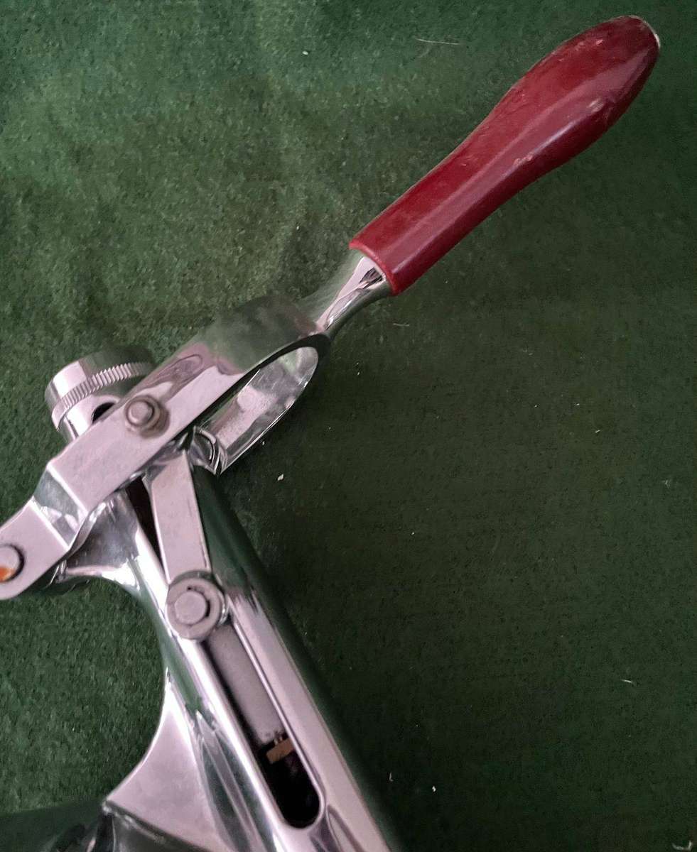 Bar counter wine bottle opener