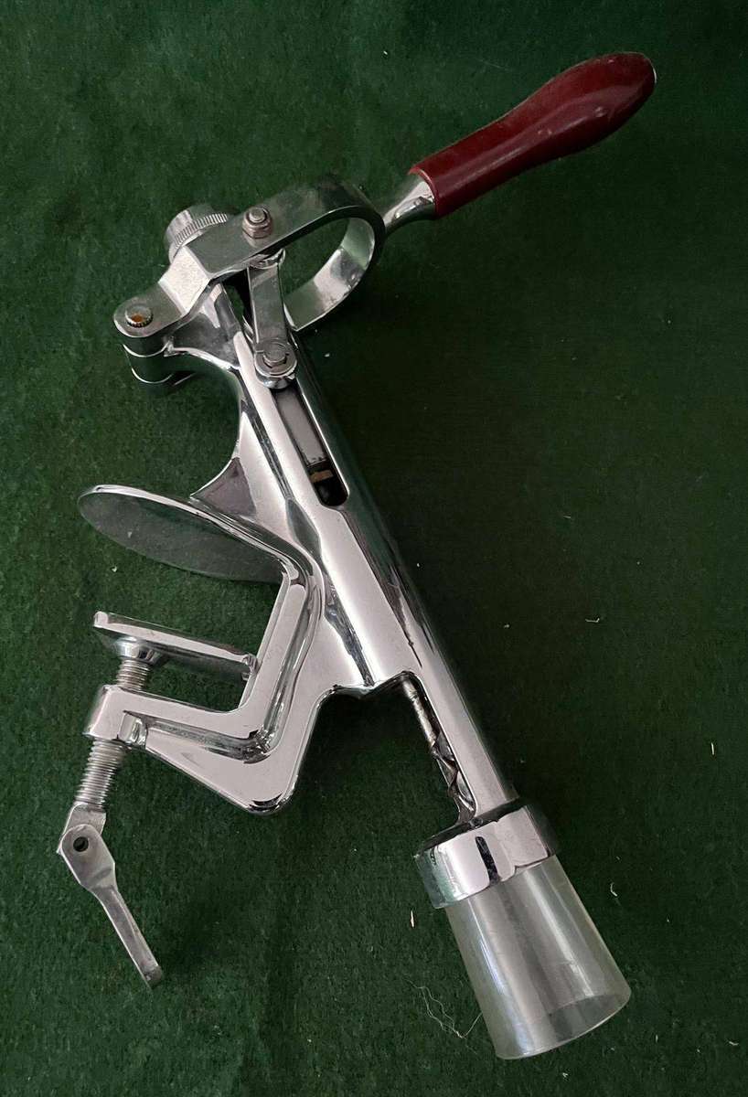 Bar counter wine bottle opener