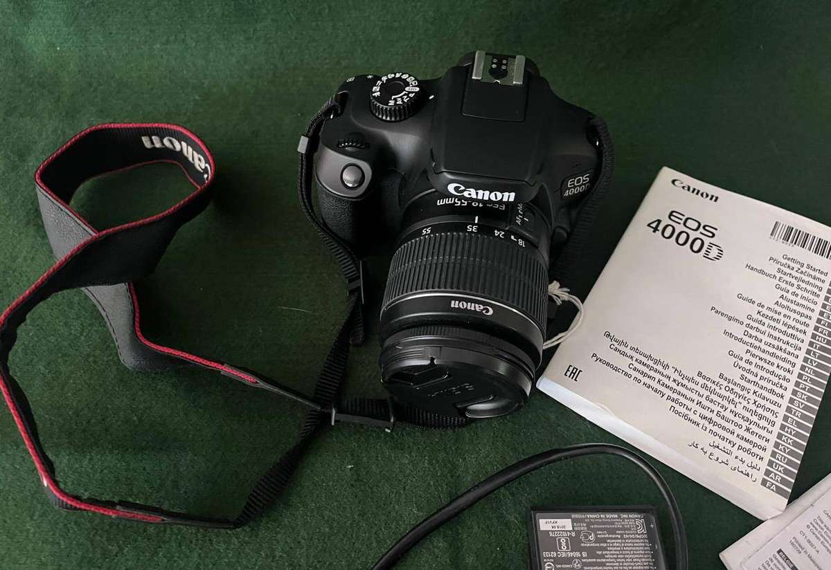 Camera SLR Digital Canon EOS 4000D Camera - with lens and instruction manual - nice condition