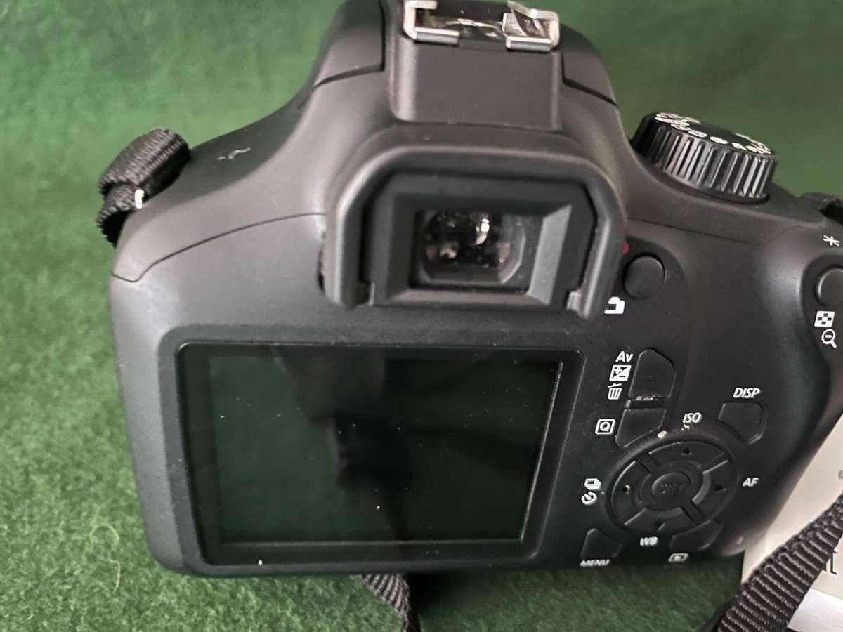 Camera SLR Digital Canon EOS 4000D Camera - with lens and instruction manual - nice condition