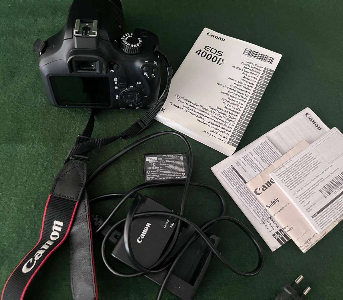 Camera SLR Digital Canon EOS 4000D Camera - with lens and instruction manual - nice condition