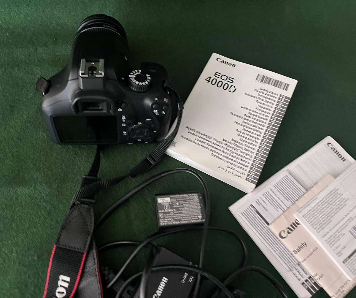 Camera SLR Digital Canon EOS 4000D Camera - with lens and instruction manual - nice condition