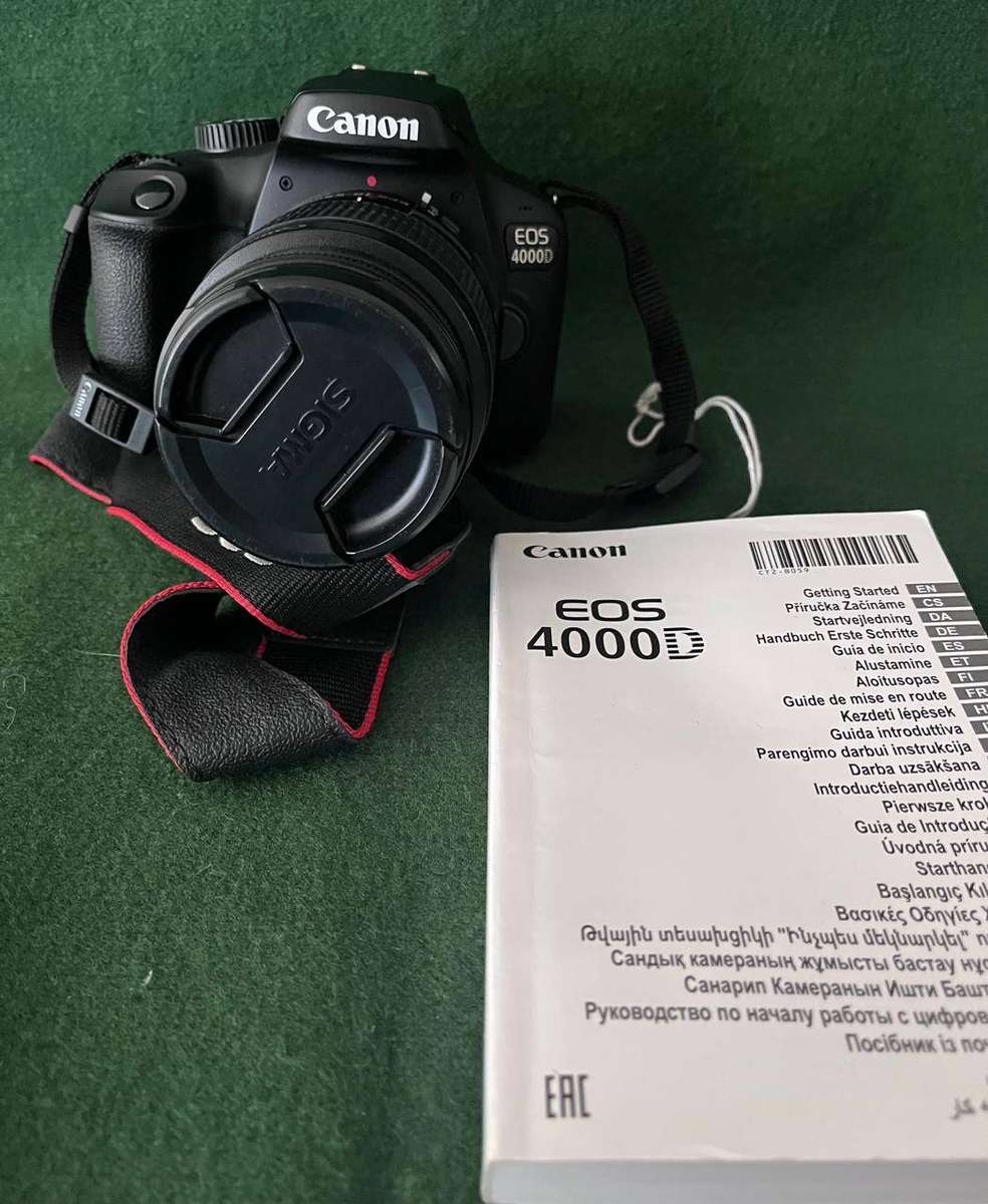 Camera SLR Digital Canon EOS 4000D Camera - with lens and instruction manual - nice condition