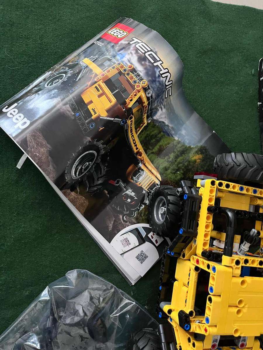 Lego Jeep Wrangler Technics Set (sold as is) Box open - nice condition